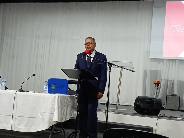 Pr Josué Moreira, durante o devocional da manhã