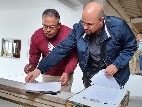 Pastor presidente e vice-presidente em momento de assinatura no local
