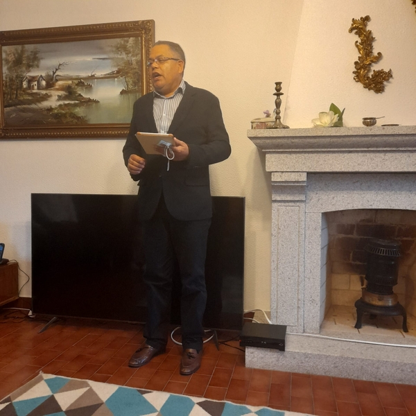 Pr Josué Moreira durante uma reflexão bíblica