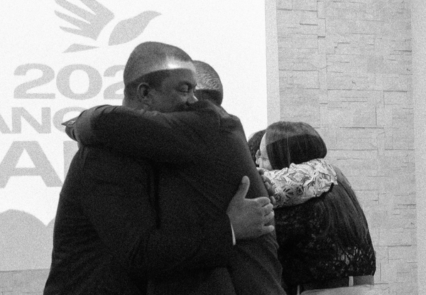 Momento de abraço em Carregado, transferindo as responsabilidades pastorais.